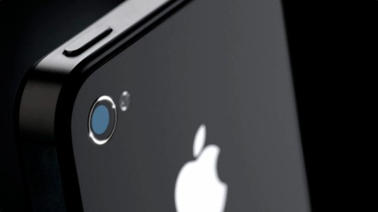 Saga Apple – telefon low-cost continuă