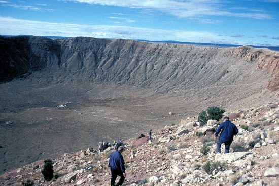 Google ne lasă să explorăm cratere de meteorit