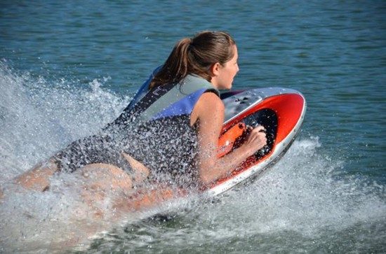 Placă de surf cu motor electric, sau ski-jet ultra-ușor?