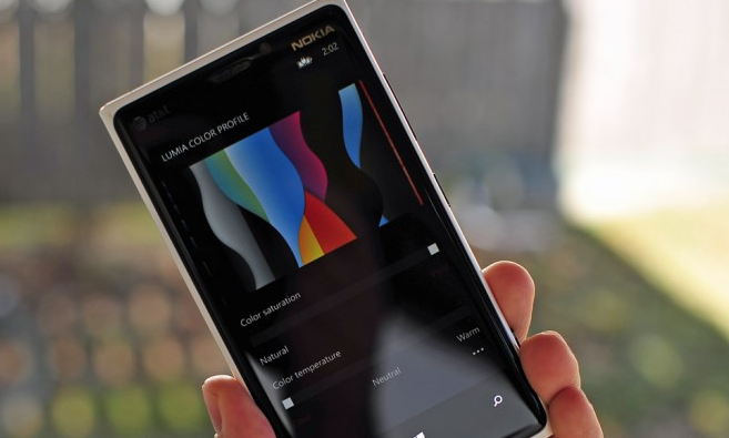 Un nou update pentru Lumia 920 va permite în premieră schimbarea culorilor de pe home screen
