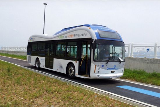 Autobuz electric cu încărcare wireless direct din drum