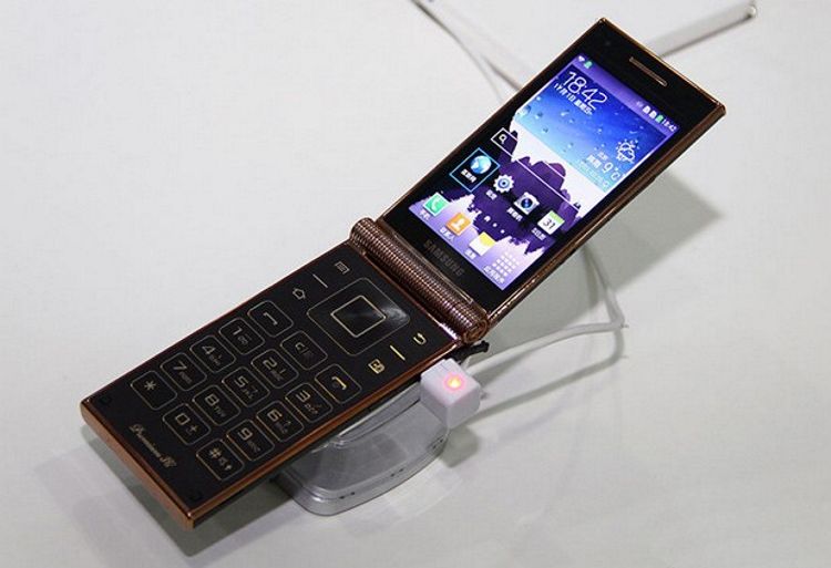 Samsung W2014, configuratie de top intr-un flip-phone cam scump