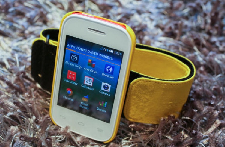 Alcatel introduce conceptul de wearable smartphone cu OneTouch Pop Fit