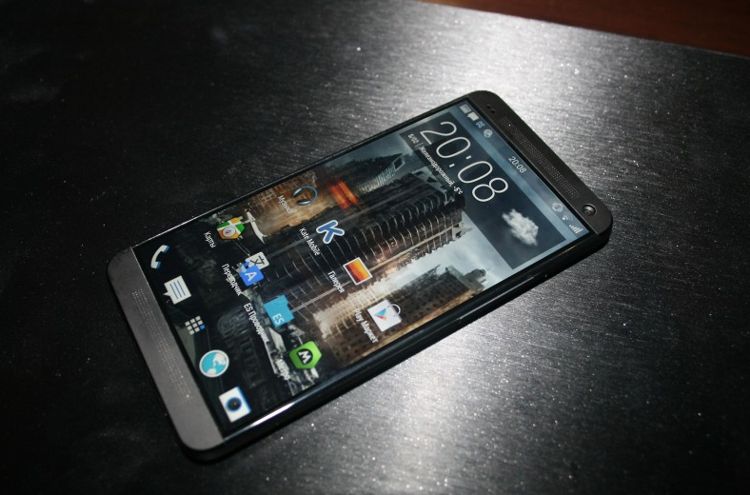 HTC M8 apare in fotografii