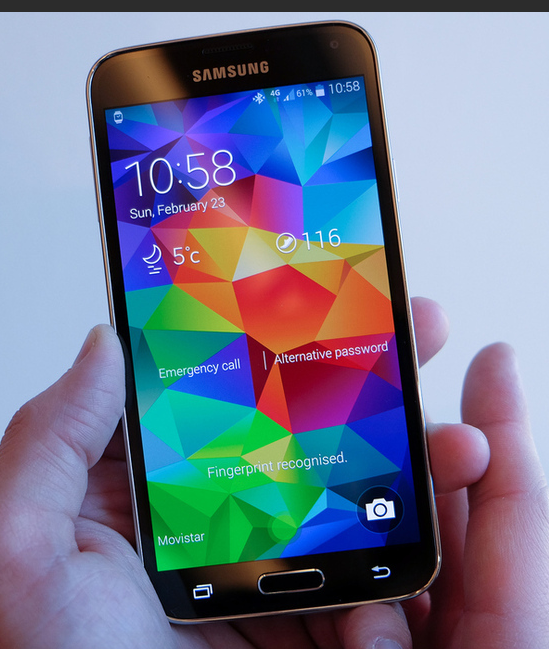 Samsung prezinta in stilul inconfundabil Galaxy S5: acelasi S4, putin mai finisat