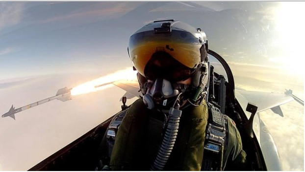 Ca tot e la moda: un selfie exceptional reusit de un pilot de avion de vanatoare