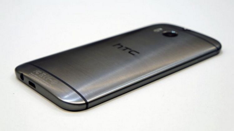 Plastic versus aluminiu: HTC One M8