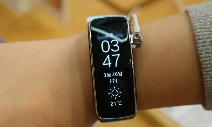 Samsung Gear Fit poate afisa acum informatii si in mod portrait