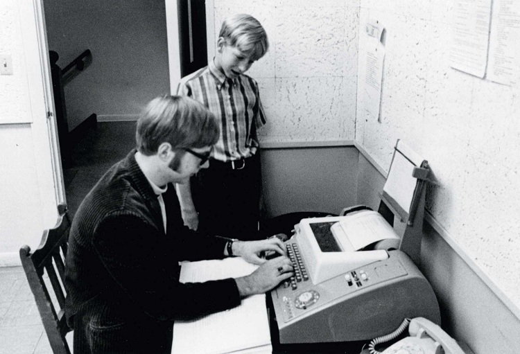 File de istorie: Bill Gates si Paul Allen semneaza acordul cu MITS