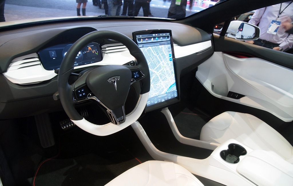Tesla vrea sa angajeze hackerii care au descoperit probleme in masinile sale