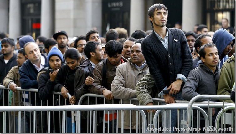 the-apple-store-in-london-attracted-a-large-crowd-too