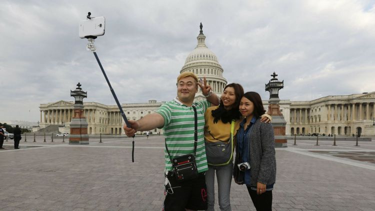 Un pas spre normalitate: selfie stick-urile interzise in muzee