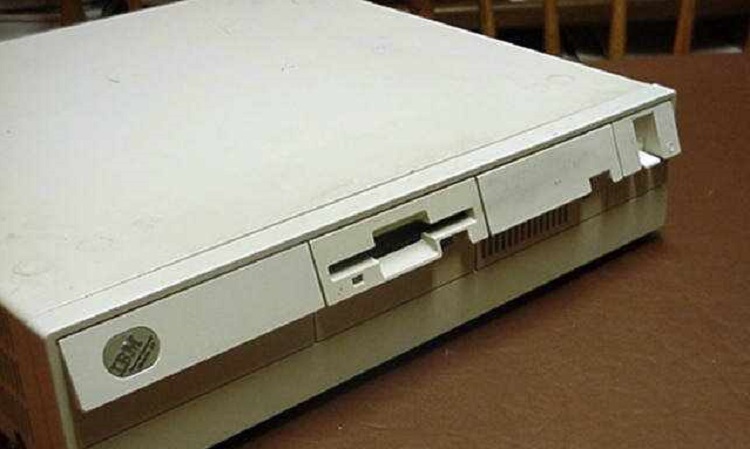File de istorie: acum 28 de ani era lansat IBM PS/2