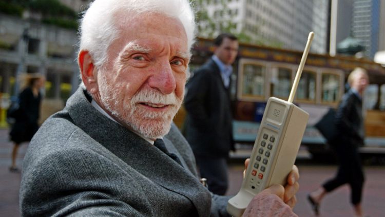 File de istorie: cu 42 de ani in urma se efectua primul apel de pe un telefon mobil