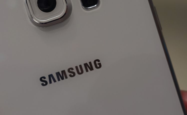 FOTO: Samsung Galaxy J5 defileaza