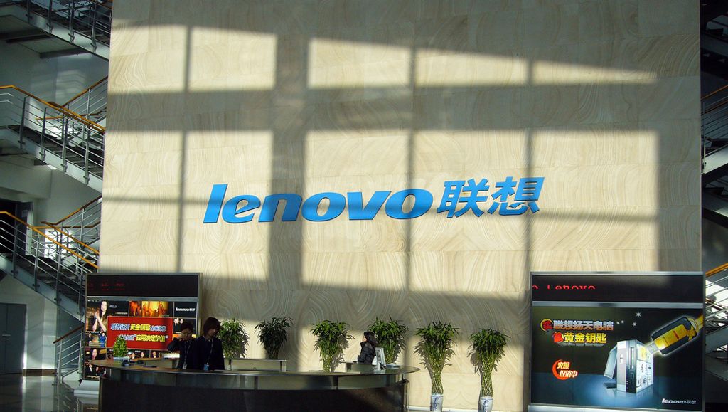 Lenovo isi va lasa productia de smartphone pe mana Motorola