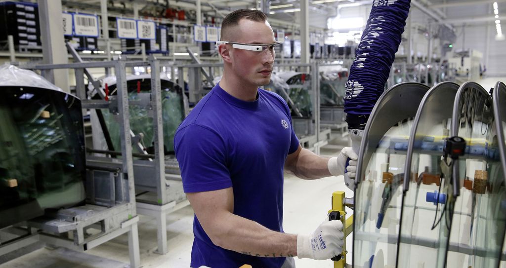 Volkswagen le ofera angajatilor ochelari inteligenti