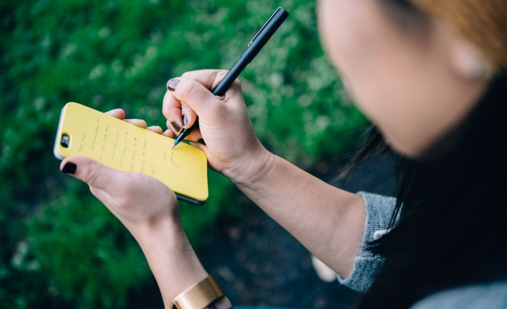 Paperback Sticky Notes pentru iPhone.