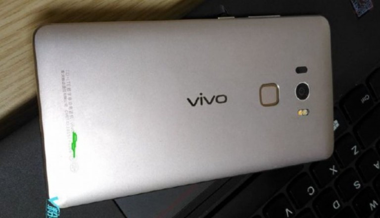 Vivo Xplay5S, un smartphone care promite