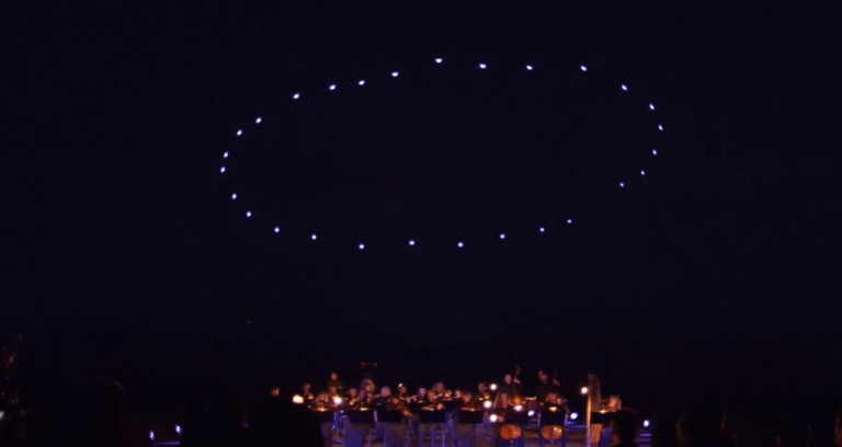 Spectacol: un roi de 100 de drone danseaza pe Simfonia a 5-a de Beethoven. by Intel