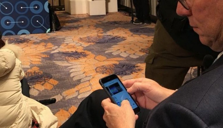 Eric Schmidt surpins la un eveniment Google utilizand un iPhone