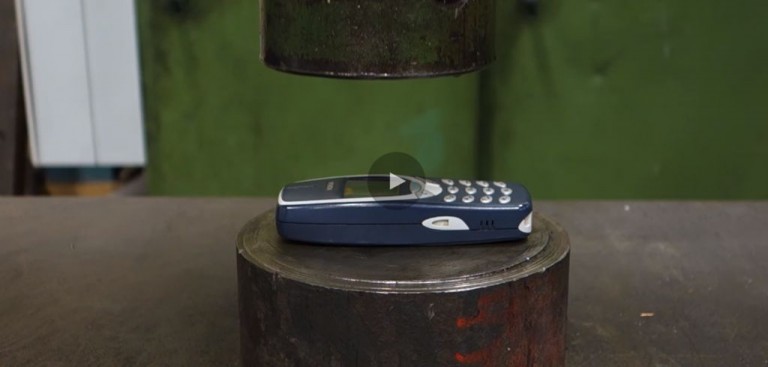 VIDEO: Test de rezistenta mecanica cu… Nokia 3310