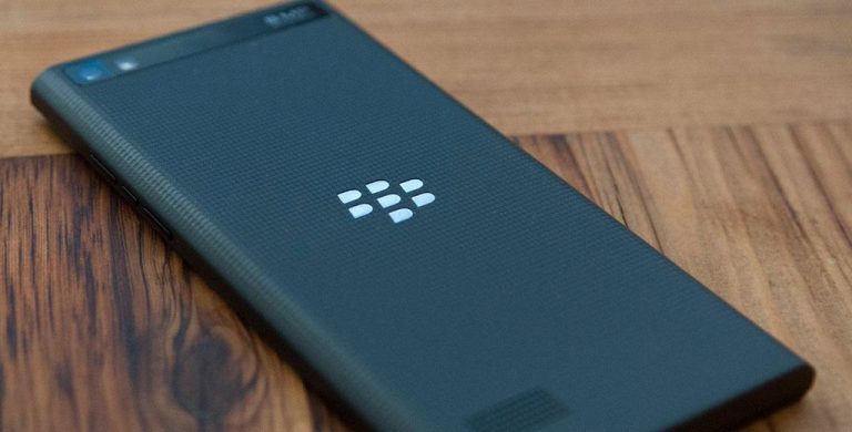 FOTO: Doua telefoane noi si un logo schimbat de la BlackBerry