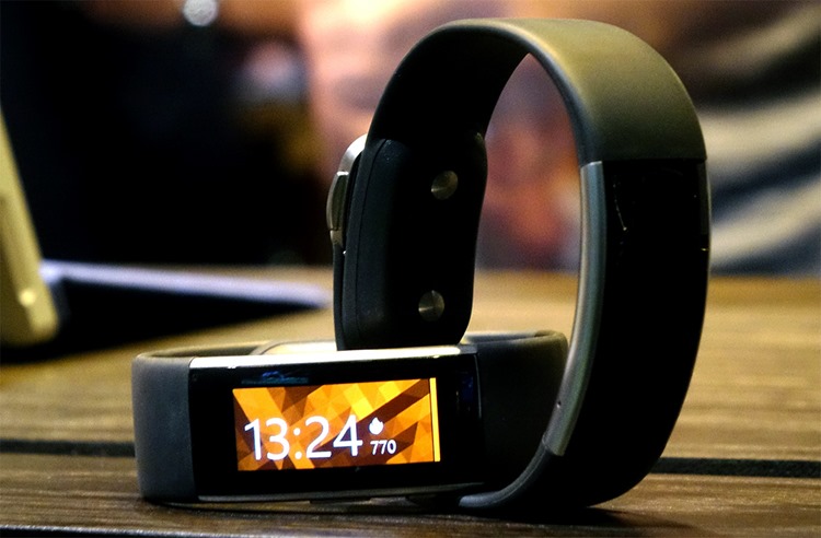 Microsoft Band primeste un update de firmware ce aduce mai multe tile-uri si integrarea cu retelele sociale