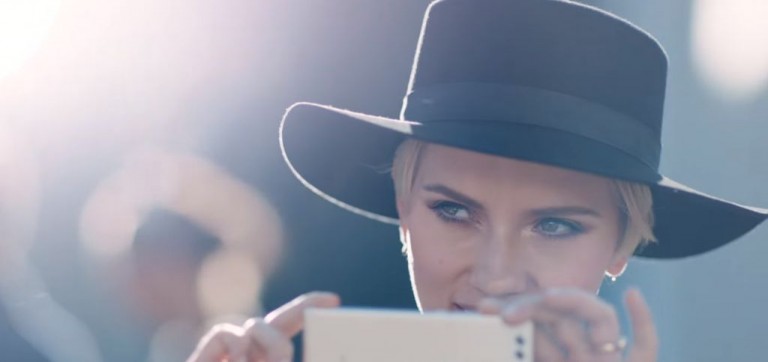 VIDEO: Scarlett Johansson si Superman promoveaza Huawei P9