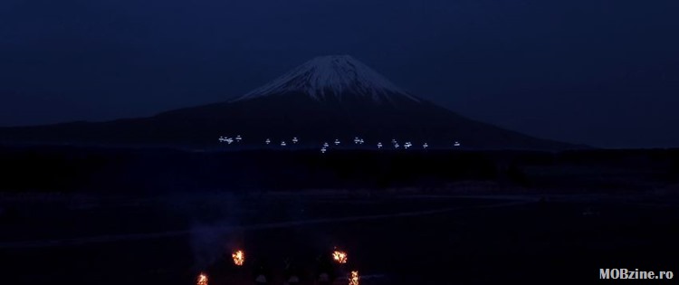 Video: o armata de drone danseaza in fata muntelui Fuji