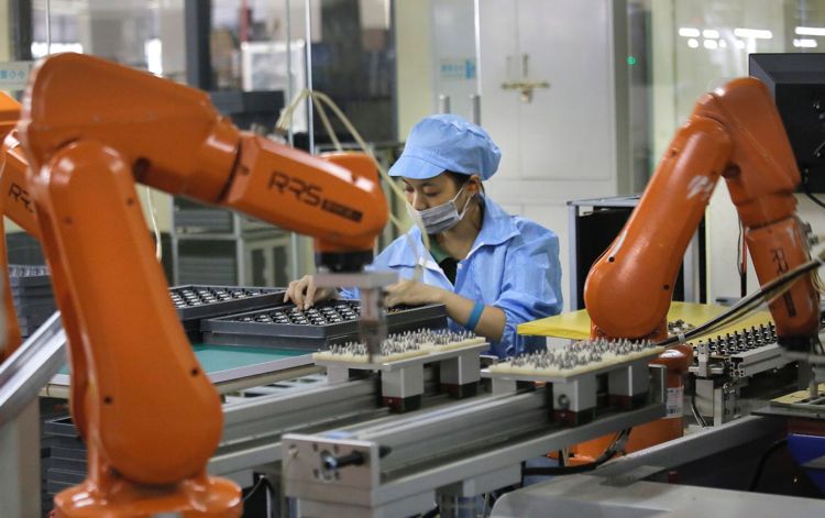 Foxconn a inlocuit 60.000 de oameni cu roboti