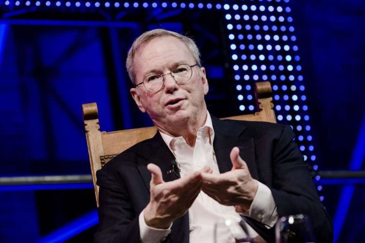 Eric Schmidt de la Google foloseste un iPhone. Și bine face!