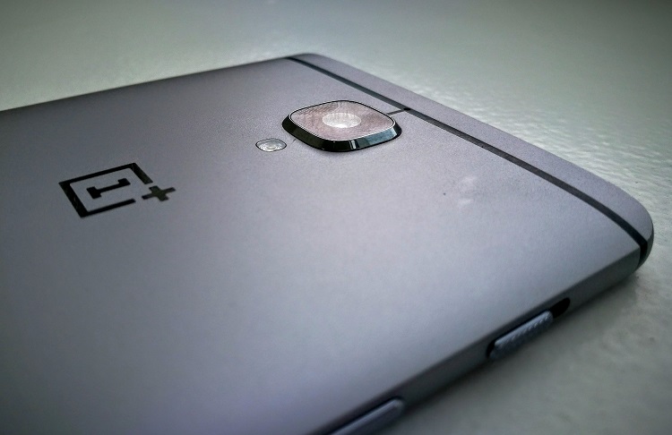 Un Android compact sta sa apara. Sa fie de la OnePlus?
