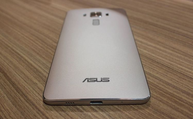 Asus Zenfone 3 Deluxe cu Snapdragon 821 disponibil la vanzare