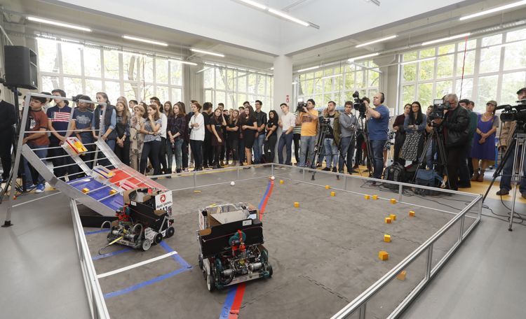 Concurs interesant de robotica pentru liceeni