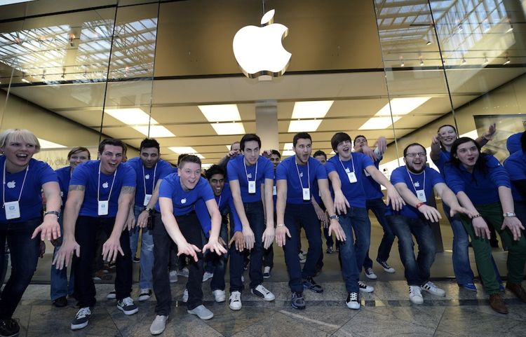 Cu ce se mai distreaza angajatii din Apple Store