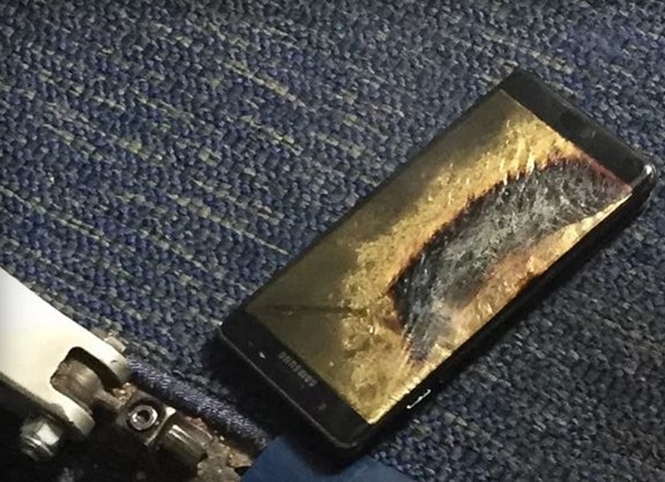E groasa: un Samsung Galaxy Note7 inlocuit a explodat intr-un avion