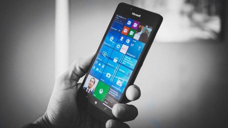 Va urma un smartphone Microsoft si va fi ”the ultimate mobile device”, zice Satya Nadella
