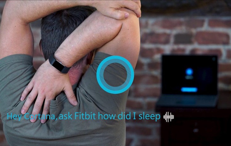 Cortana poate fi folosit cu comenzi vocale pentru interogarea informatiilor din Fitbit