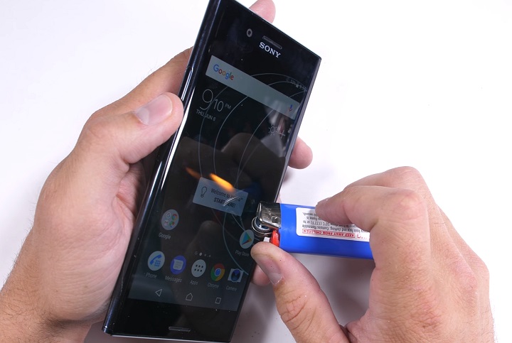 VIDEO: cum rezista Sony Xperia XZ Premium la zgarieturi, indoire sau flacara