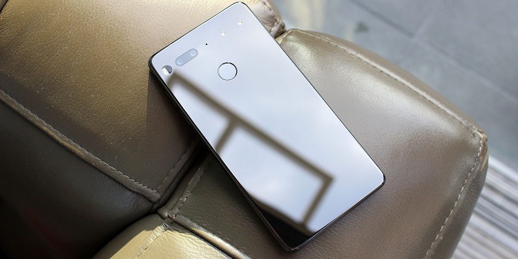 Video: un scurt hands-on cu Essential Phone, smartphone-ul ce se vrea a detrona Pixel