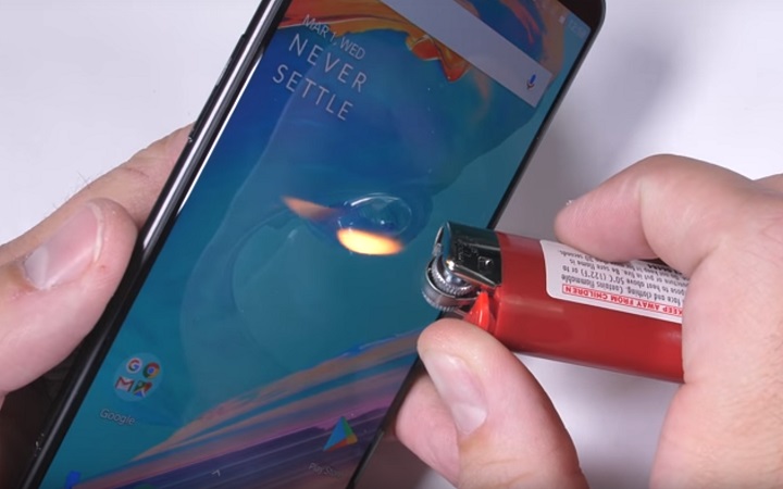 VIDEO: test de rezistenta la zgariere, indoire si flacara pentru OnePlus 5T