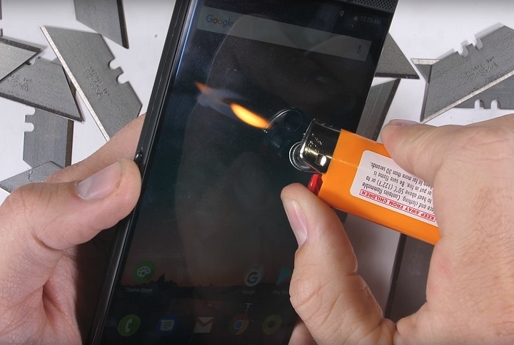 VIDEO: Razer Phone trece prin testele de indoire, zgariere si expunere la flacara