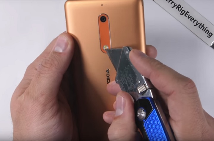 VIDEO: cum rezista Nokia 5 la testele de zgariere, indoire sau expunere la flacara