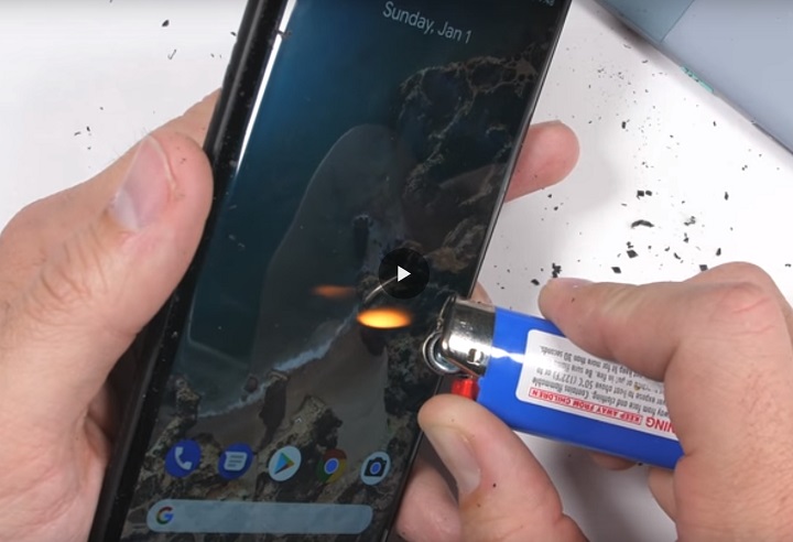 VIDEO: test de rezistenta la zgariere, indoire si expunere la flacara pentru Google Pixel 2 XL