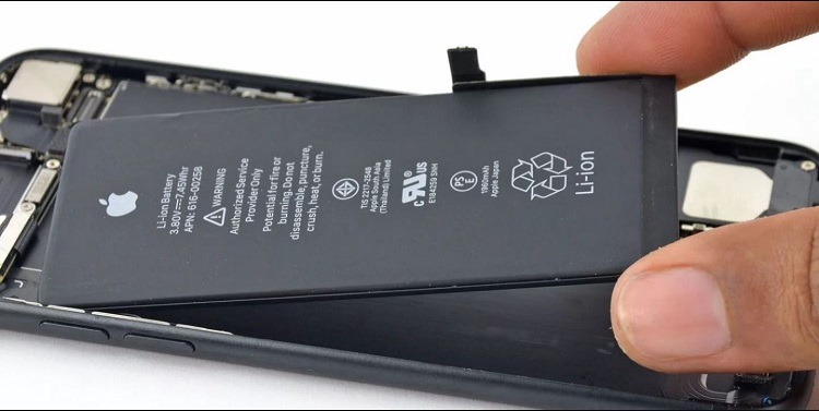 Ca sa mai scape de scandalul batterygate Apple va schimba la pret promotional toate bateriile iPhone 6 sau mai noi