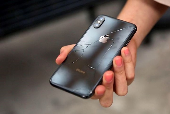 Video: cum se comporta iPhone X la zgariere si lovituri