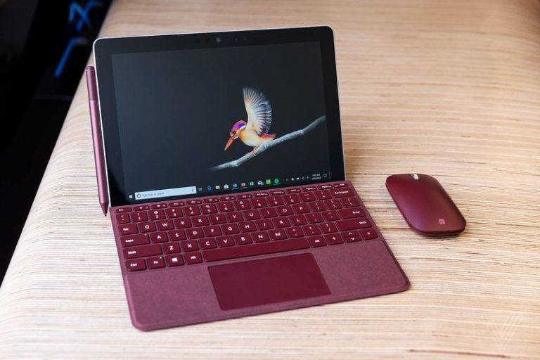 Microsoft a lansat tableta hibrid Surface Go de 10 inci, la 399 USD