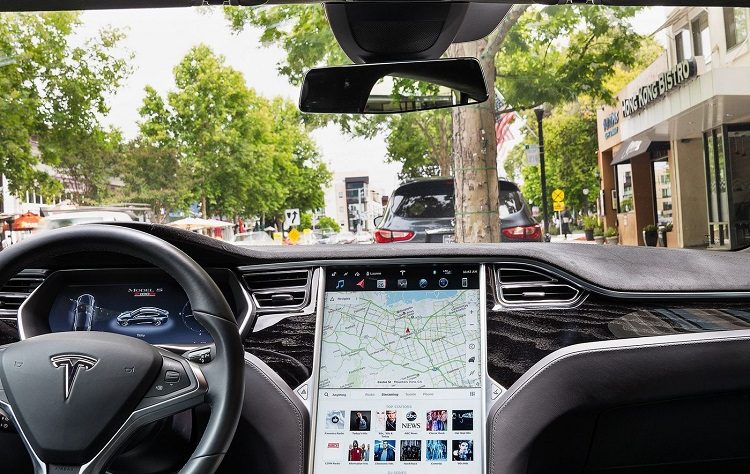 Tesla va introduce optiuni de video streaming in vehiculele sale