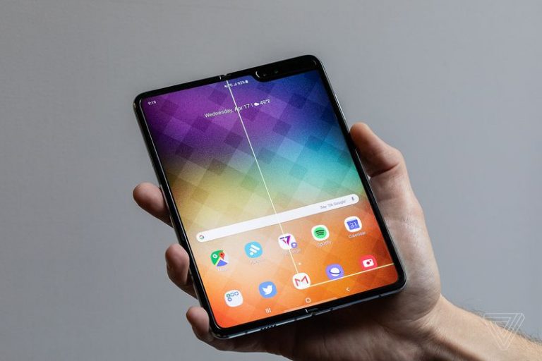 Galaxy Fold a ajuns la review, deja apar primele probleme cu ecranul